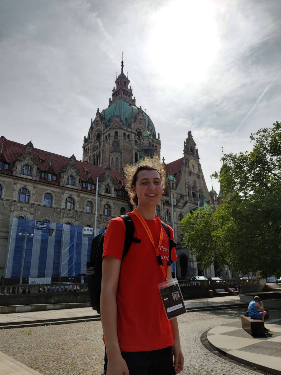 Ich mit dem Rathaus von Hannover im Hintergrund