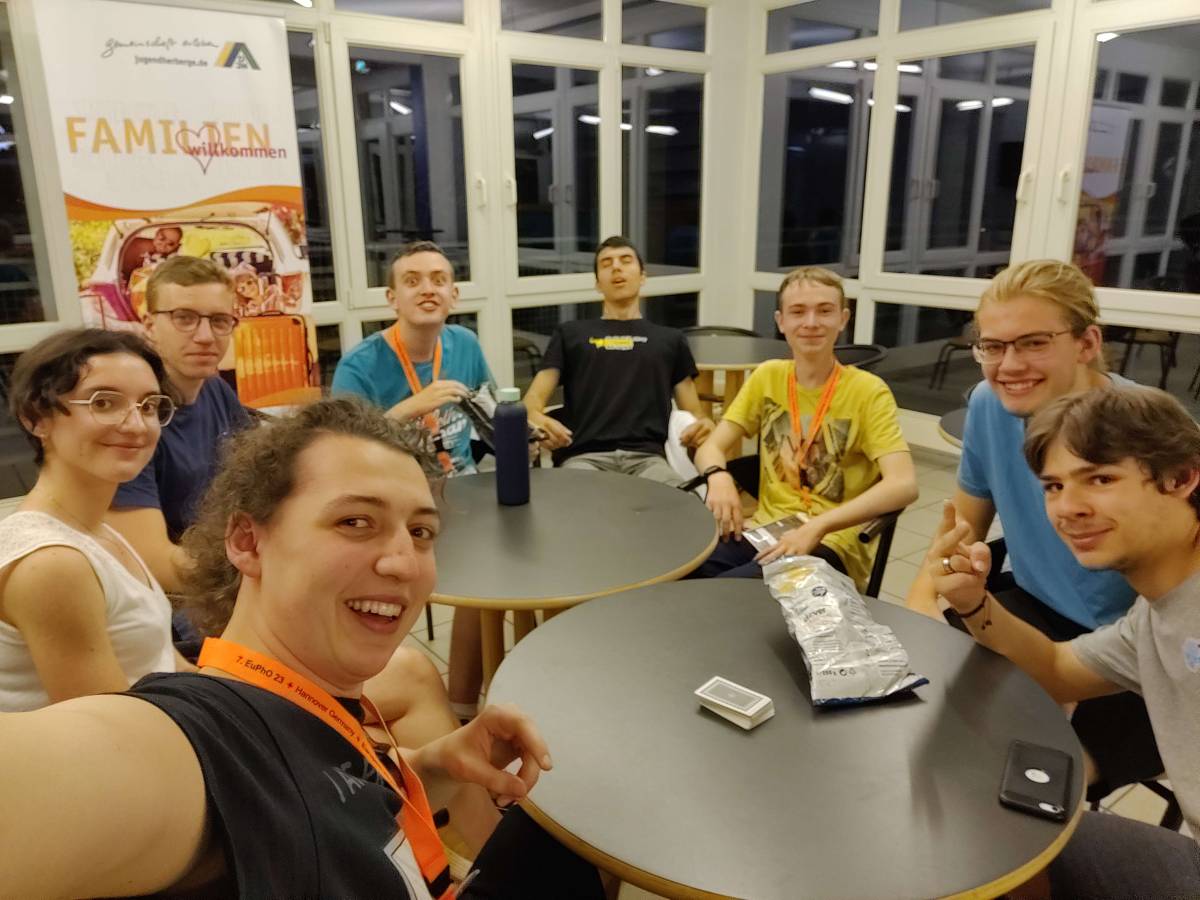 Team Österreich und Team Luxemburg beim Kartenspielen